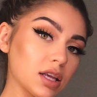 Andrea Russett Nahé