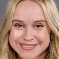 Becca Tobin Nahé