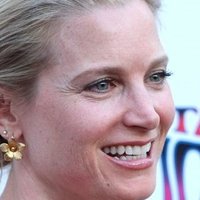 Bridget Fonda Nahé