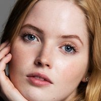 Ellie Bamber Nahé
