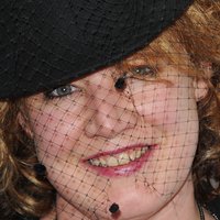 Emily Lloyd Nahé