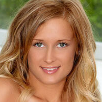 hollyrandall Nahé
