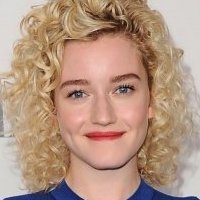 Julia Garner Nahé