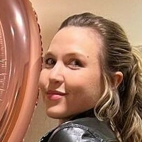 Taylor Tomlinson Nahé